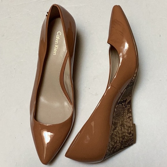 Calvin Klein Bessie Natural Almond Tan Patent Mini Snake Wedge Pump Sz 8.5 NWOT - Picture 2 of 12